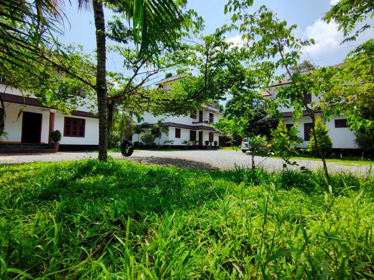 Three Roots Holiday Home Resort Sultan Bathery Exterior photo