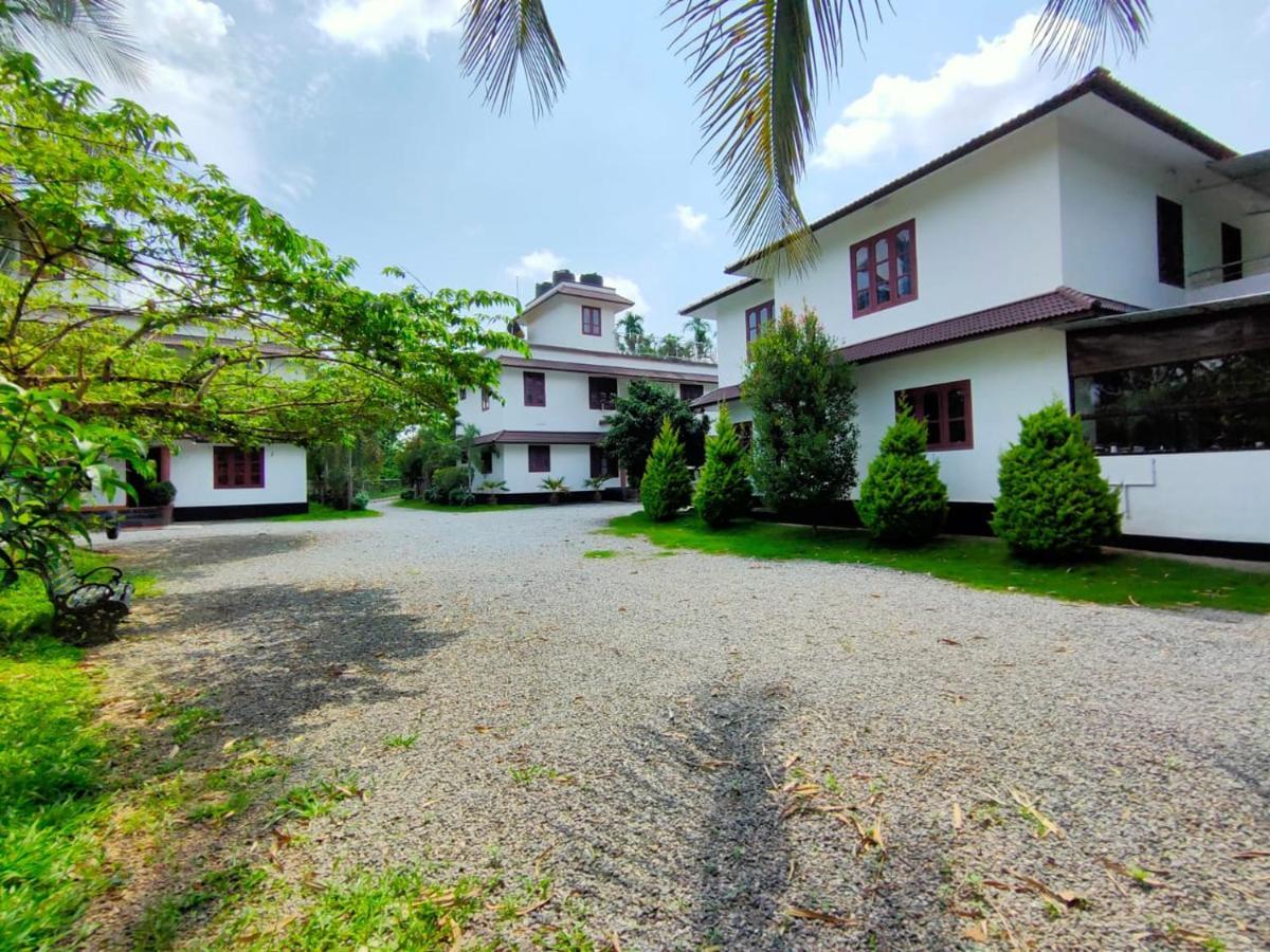Three Roots Holiday Home Resort Sultan Bathery Exterior photo