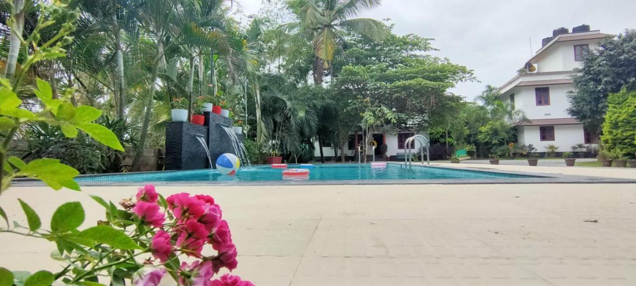 Three Roots Holiday Home Resort Sultan Bathery Exterior photo