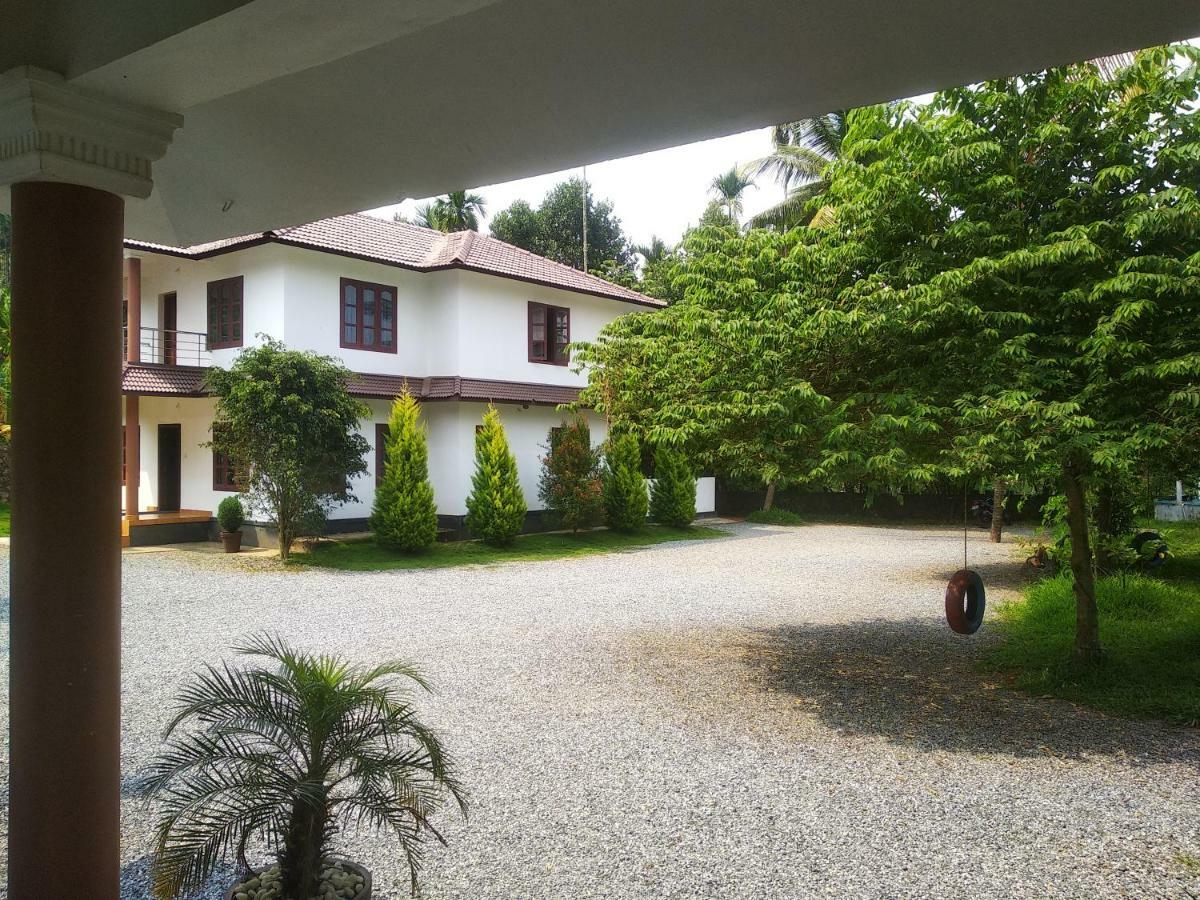 Three Roots Holiday Home Resort Sultan Bathery Exterior photo